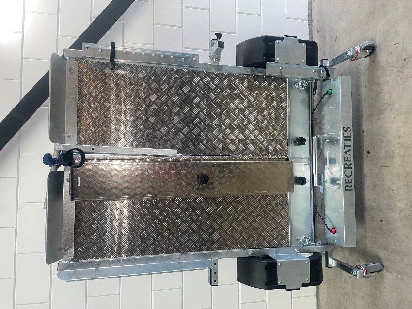 Opgeklapte trailer van bovenaf gezien, met aluminium vloerplaten