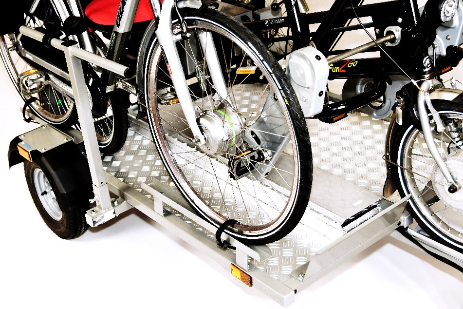 Fietsen die met klemmen vastgezet zijn op de trailer