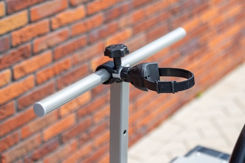 Fietsklem met spanband van het fietssysteem, in close-up