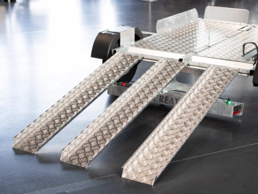 Aluminium oprijplaten van traanplaat op de trailer