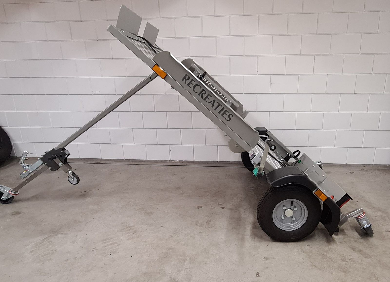 De Scootwagen staat in piramidevorm rechtop tijdens het inklappen