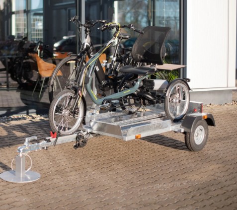 Scootwagen driewielfiets met een driewielfiets erop