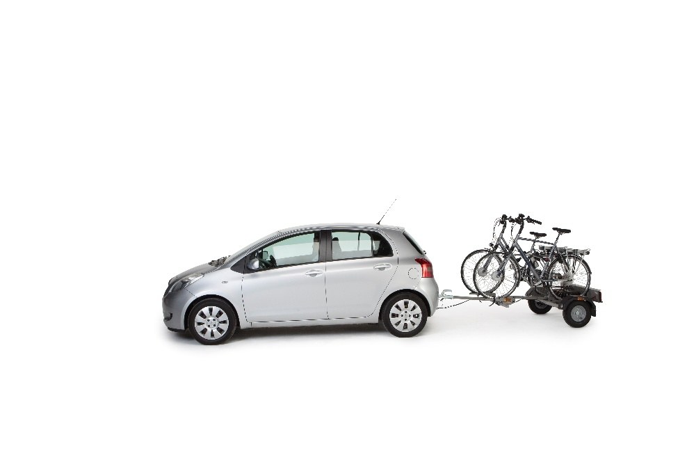 Trailer2Bike achter een zilverkleurige auto, met twee fietsen erop