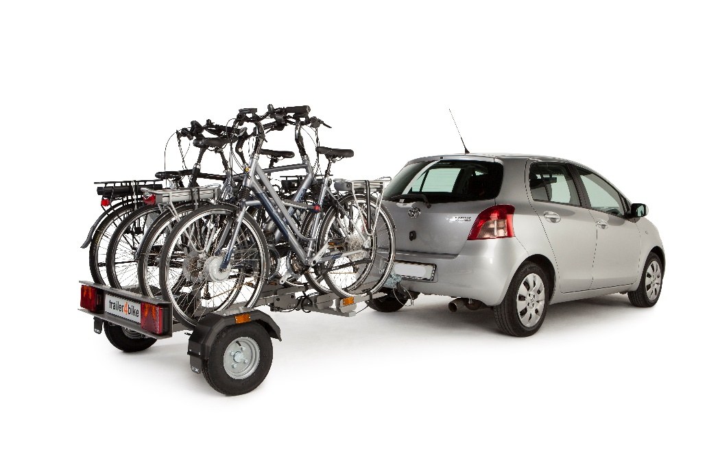 Trailer4Bike achter een zilverkleurige auto, met vier fietsen erop